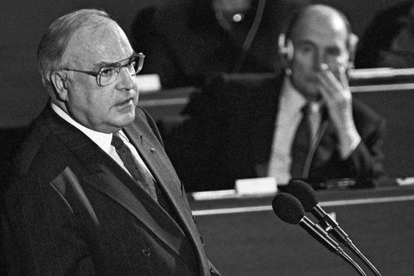 Le chancelier allemand Helmut Kohl lors de son allocution au Parlement européen à Strasbourg le 22 novembre 1989. On aperçoit au deuxième plan le président français François Mitterrand.