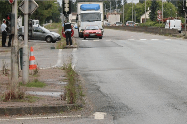 Trappes, hier après-midi. Le conducteur de la Mercedes a forcé un barrage dressé sur la N10 à la hauteur du Pavillon bleu. 