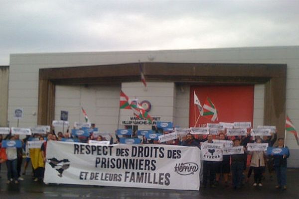 10h30 ce samedi 22 septembre 2012 des familles sont devant la maison d'arrêt de Villefranche-sur-saône 