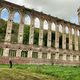 Cette ruine néo-gothique gigantesque coupe le souffle. C'est celle de l'ancienne filature Levavasseur à Pont-Saint-Pierre dans l'Eure