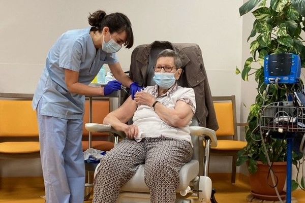 La première vaccination de la Loire a lieu ce 6 janvier 2021. La résidente s’appelle Francisca Gregoire âgée de 85 ans. Elle a eu lieu au sein de l'unité de soins de longue durée à l’hôpital Bellevue de Saint-Etienne
