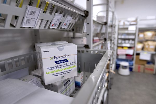 L'Epidyolex est un médicament à base de CBD vendu en pharmacie. Il est prescrit pour soigner certaines formes d’épilepsies pédiatriques.