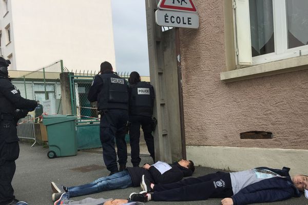 Les élèves du lycée Arago Saint Anne de Roanne participent à l'exercice de "tuerie de masse"