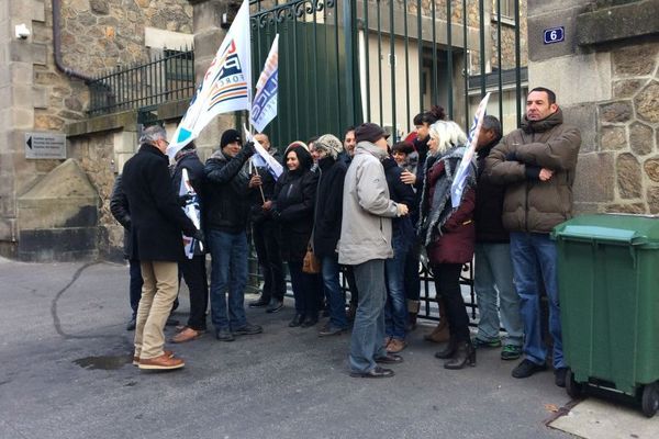 Une dizaine de fonctionnaires de police a manifesté ce matin devant la préfecture de limoges