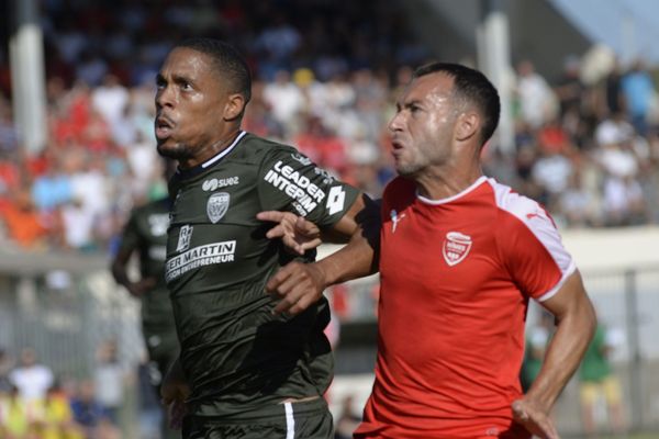 Nîmes s'est incliné 2-0 face à Dijon.