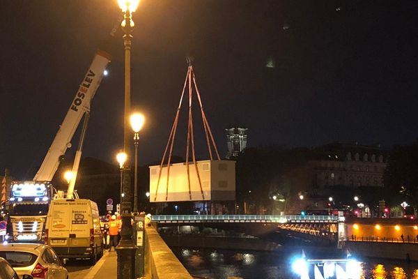 Le transformateur est parti lundi de Chambéry en Savoie et est arrivé vers 23h à proximité du chantier de Notre-Dame.