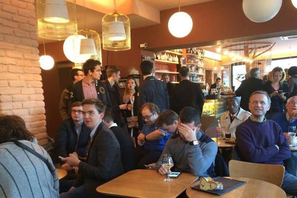 Une soixantaine de personnes présente au café Raven à Strasbourg pour soutenir de François Fillon.