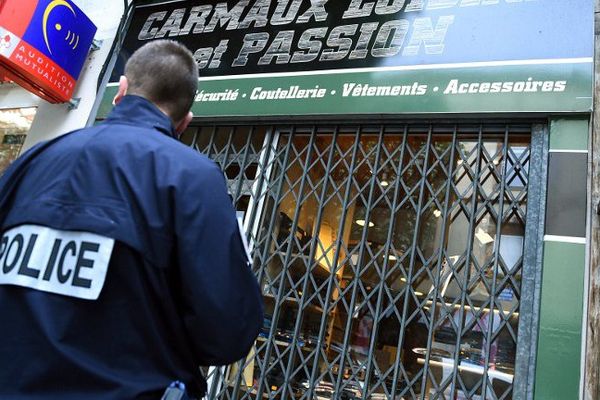 La fusillade a eu lieu devant cette armurerie de Carmaux