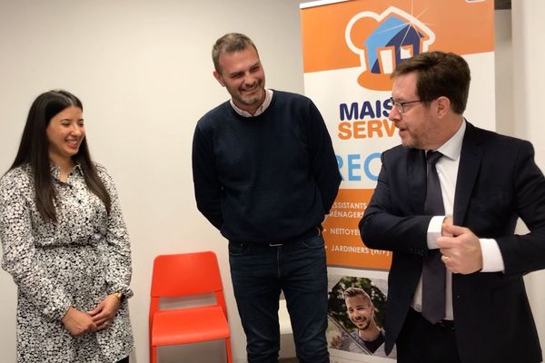 De gauche à droite : Mme Kaoutar Chourak, bénéficiaire de l'emploi franc, M.David Néron, employeur (société Maison et Services - DAN Services), et M. Bernard Schmeltz, Préfet de la Région Bourgogne-Franche-Comté, au moment de la signature du contrat "emploi franc" vendredi 21 février