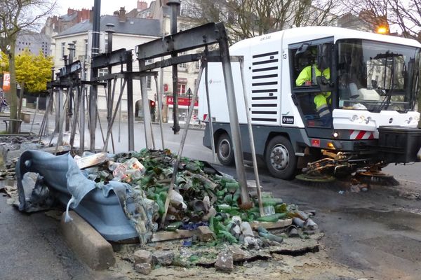 Les services de nettoyage de la ville à pied d'oeuvre