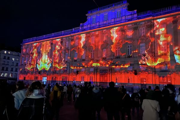 La place des Terreaux se transforme : l'oeuvre projetée sur le musée des Beaux-Arts et sur l'hôtel de Ville revisite le premier film des frères Lumière grâce à une intelligence artificielle.