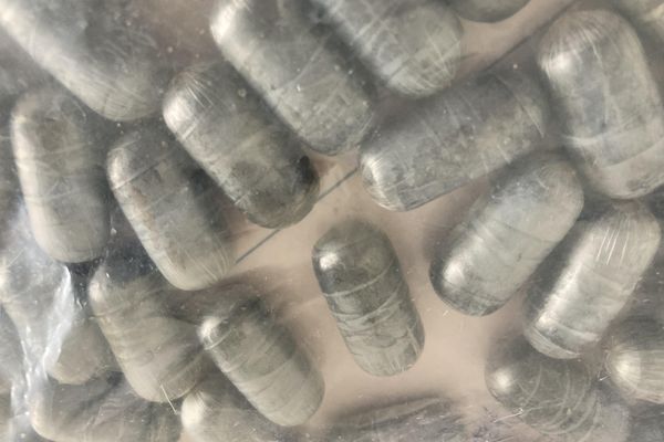 Des "ovules", contenant 8 à 10 grammes de cocaïne dans une enveloppe en plastique thermosoudée.