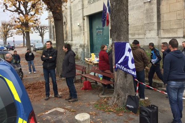 La manifestation des agents de l'administration pénitentiaire devant la prison d'Angoulême.