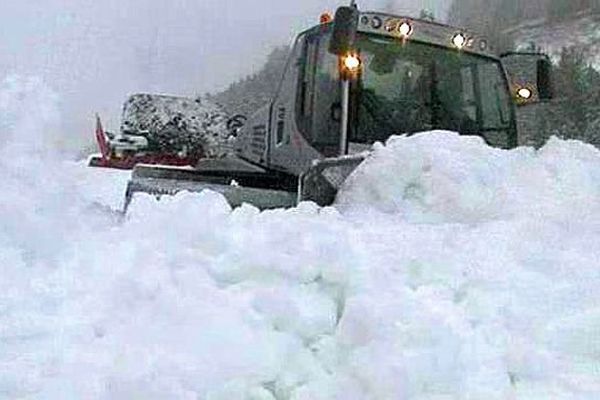 Les Angles (Pyrénées-Orientales) - derniers préparatifs avant l'ouverture de la station, ce week-end - 25 novembre 2015.