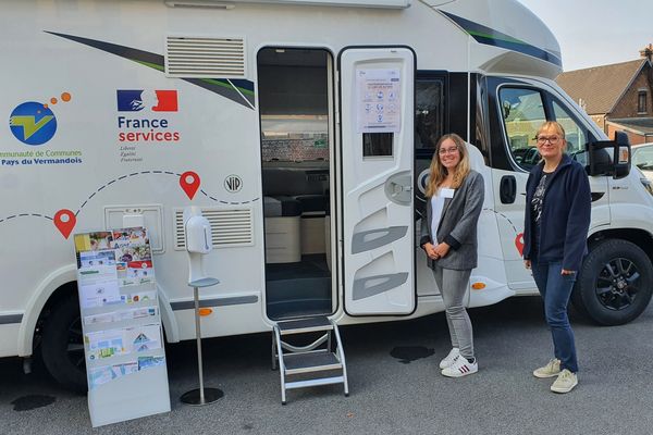 Les deux agents Karine Lecocq et Victoria Fromont devant le bus itinérant de France Services