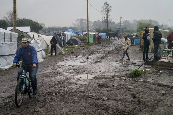 le gouvernement annonce de nouvelles mesures sanitaires pour les migrants à Calais
