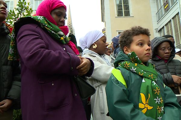 Plusieurs dizaines d'habitants de Pau ont participé à la journée de deuil national, en hommage aux victimes du cyclone Chido à Mayotte, ce lundi 23 décembre. 