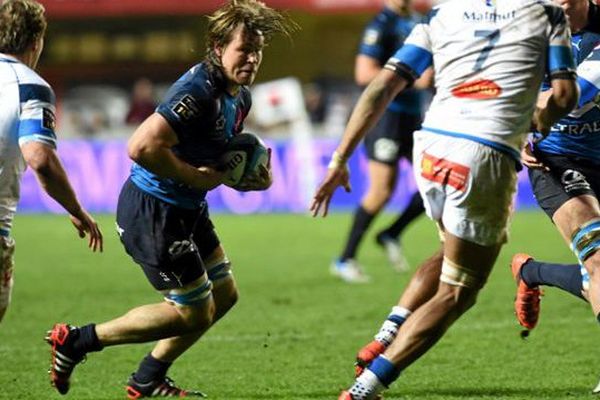 Liebenberg (en bleu) en action face au Castres Olympique, samedi 5 mars à l'Altrad stadium de Montpellier.