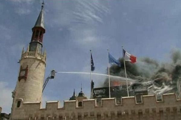 Le 28 juin 2013, un incendie impressionnant détruit la partie la plus ancienne de l'hôtel de ville de La Rochelle