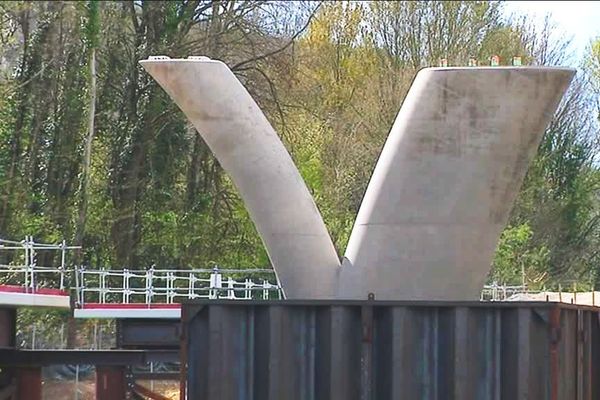 Les piles du pont traversant la Dordogne, le V de la victoire pour les opposants au chantier du contournement de Beynac, qui viennent d'obtenir ce 9 avril l'annulation d'autorisation de travaux qui avait été délivrée par la préfecture