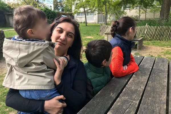 Svetlana Dzhamalova et ses trois enfants.