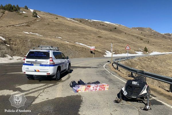 La Police d'Andorre a repéré facilement cet individu sur cette motoneige en train de tenter de traverser le port de Cabús chargé comme une mule.