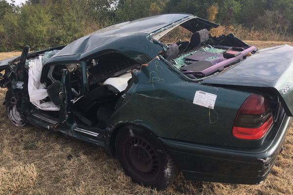 L'opération de sensibilisation expose les carcasses de voitures accidentées sur les ronds-points de l'Yonne. 