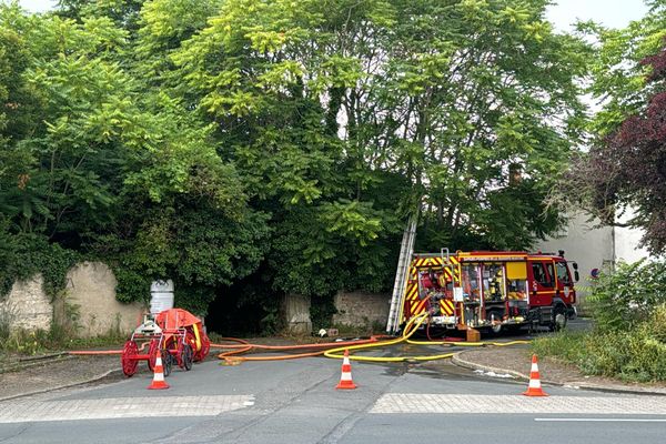 Un incendie s'est déclaré en fin d'après-midi ce dimanche 7 juillet dans un manoir squatté à Périgny (Charente-Maritime).