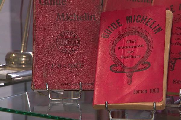 A Clermont-Ferrand, ce vendredi 24 juillet, un guide Michelin a été vendu aux enchères pour 33 550 euros, un record.