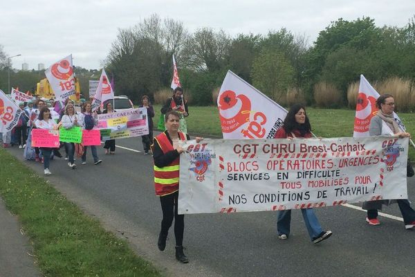 Le personnel hospitalier parti de l'hôpital La Cavale Blanche rejoint le centre-ville de Brest