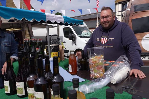 "Ce que je veux, c'est du concret, des gens présents. (...) On veut des gens locaux, qu'on puisse les avoir quand on a un problème", réclame cet électeur, vendeur de cidre sur le marché de Saint-Pierre-en-Auge (Calvados).