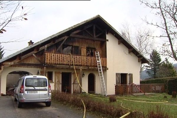 Les secours retrouvent le corps sans vie d'un habitant de Bouverans, dans le Doubs. Il a sans doute été intoxiqué par les fumées de l'incendie qui a touché sa maison.