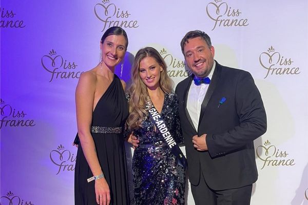 Au centre, Noa Dutitre peu après les résultats finaux du concours Miss France 2024.