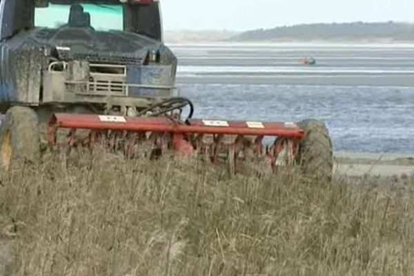 Une dameuse adaptée pour labourer 