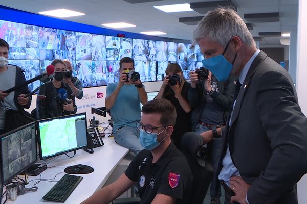 Laurent Wauquiez a visité le centre de surveillance de la gare de Lyon Part-Dieu, lundi 28 juin, au lendemain de sa victoire aux régionales pour sa réélection à la tête de la région Auvergne-Rhône-Alpes.