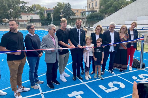 Le champion du monde Kevin Mayer et le maire de Montpellier Michaël Delafosse inaugurent la nouvelle piste d'athlétisme connectée du stade Philippidès, le 9 octobre 2022.