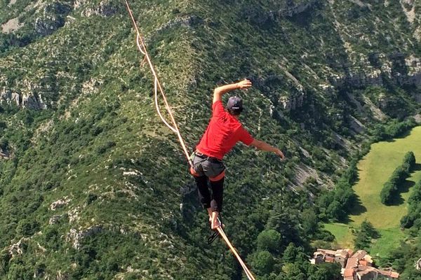 Le record du monde établi en juin 2017 au dessus du cirque de Navacelles l'a été dans des conditions illégales. Ainsi en a jugé le tribunal administratif de Montpellier