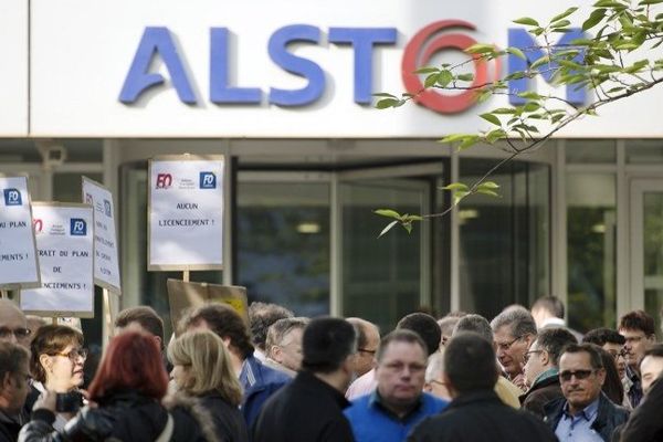 Quelques dizaines de syndicalistes CGT et FO d'Alstom se sont rassemblés mardi 29 avril 2014 pour protester contre "le démantèlement" du groupe industriel, devant le siège de sa division transports à Saint-Ouen (Seine-Saint-Denis).
