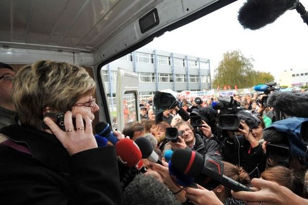 À La Roche-sur-Yon, Marie Molière, représentant syndicale CGT annonce ce midi aux employés de FagorBrandt le résultat du comité central extraordinaire tenu à la direction parisienne de l'entreprise, qui se déclare en cessation de paiement et se place sous la protection de la justice au tribunal de Nanterre 
