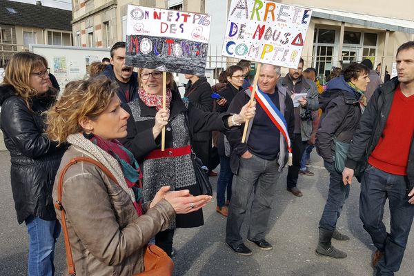 Manifestation du collectif Parents en colère et d'élus devant le lycée Pierre Bourdan de Guéret où doit être dévoilée la carte scolaire pour la rentrée 2017