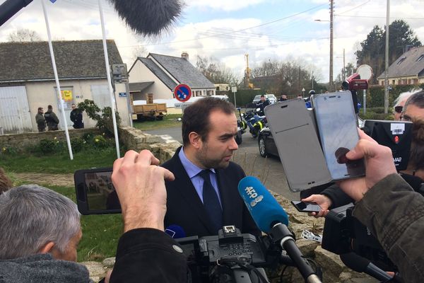 Deuxième jour de déplacement pour Sébastien Lecornu. ici à Notre-Dame-des-Landes. 