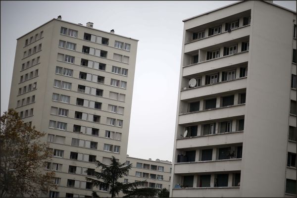 Illustration de logements sociaux en banlieue lyonnaise.