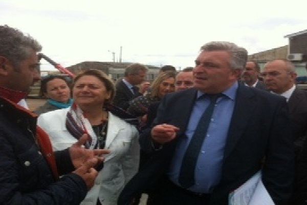 Le Ministre de la Mer, Frédéric Cuvilier, confronte les positions du gouvernement face aux ostréiculteurs, sur l'avenir du bassin d'Arcachon