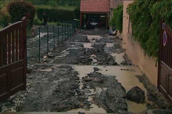 A Billom dans le Puy-de-Dôme, les maisons situées en contrebas de la route ont beaucoup souffert des orages.