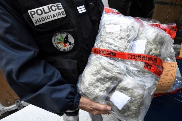 Un policier montre un sac de cannabis près de Montpellier (Hérault), le 28 octobre 2014.