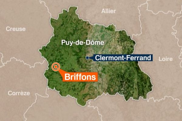 Une trentaine de sapeurs-pompiers tente de limiter un incendie dans un bâtiment agricole avec à l'intérieur 300 m3 de fourrage à Briffons dans le Puy-de-Dôme.