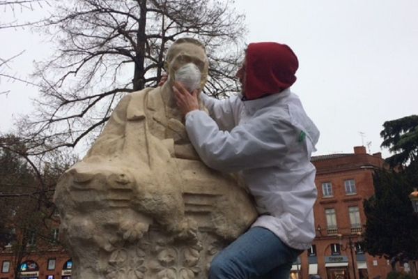 La statue de la rue Boulbonne avec un masque : le symbole de la lutte anti-pullution.