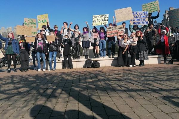 L'association Nous Toutes 51 a organisé une marche pour la journée internationale des droits des femmes, le samedi 5 mars 2022 dans le centre-ville de Reims.