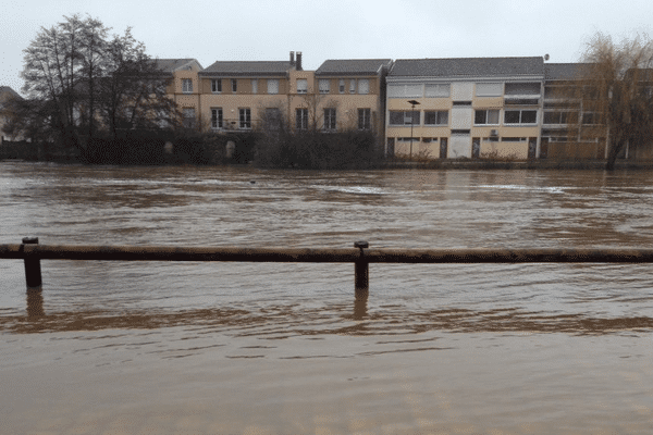 À Périgueux, les quais de l'Isle inondés ce dimanche matin. 