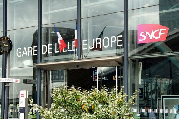 Un périmètre de sécurité a été installé en gare Lille-Europe mercredi soir près de trois heures